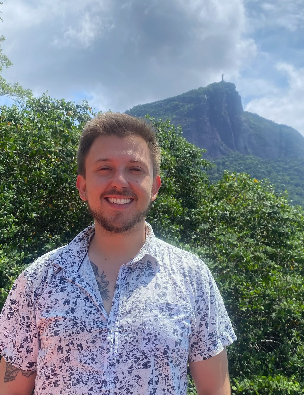 Arthur Fischer, professor da Oficina IA, sorrindo diante do Corcovado